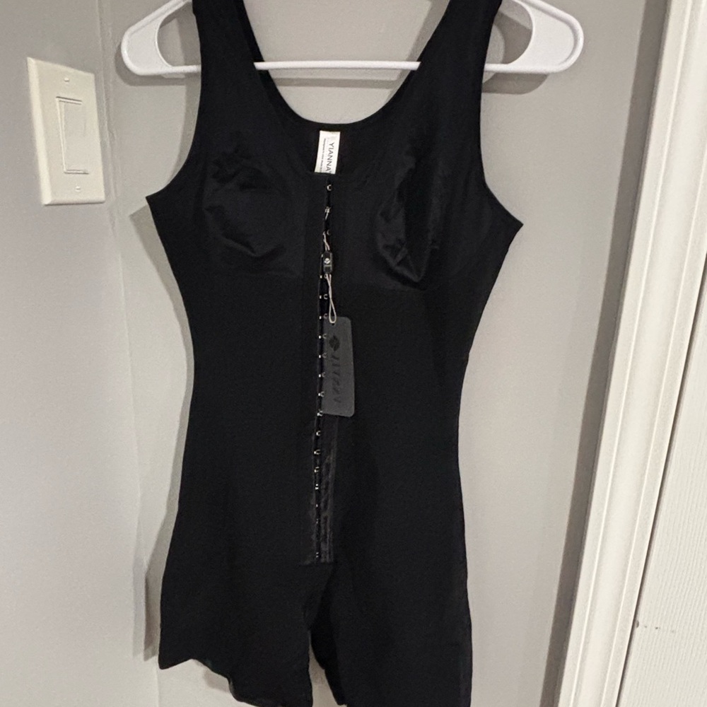 Sleek Black Women's Sports Bra